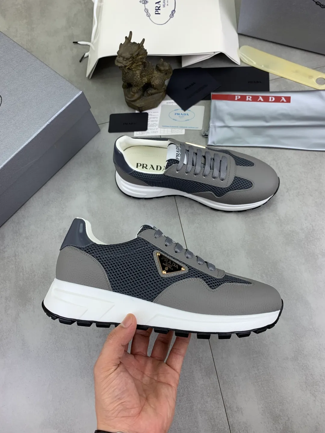 Men's shoes 💰P560💰[New style] popular models are on the official website, 🆘 Trendy brand (Prada) mainly promotes popular models, avant-garde and versatile fashion men's shoes private version mold opening, cowhide surface splicing 1:1.. Fashionable and simple, original imported cowhide lining cowhide feet; the atmosphere and personality are more fashionable, eye-catching and pursuing class. It will subvert the old idea and be a must-have for fashionistas with you! Must keep it for yourself! Tall and comfortable, large and low, high-end quality workmanship. Number of yards: 38-45 4️⃣optional.